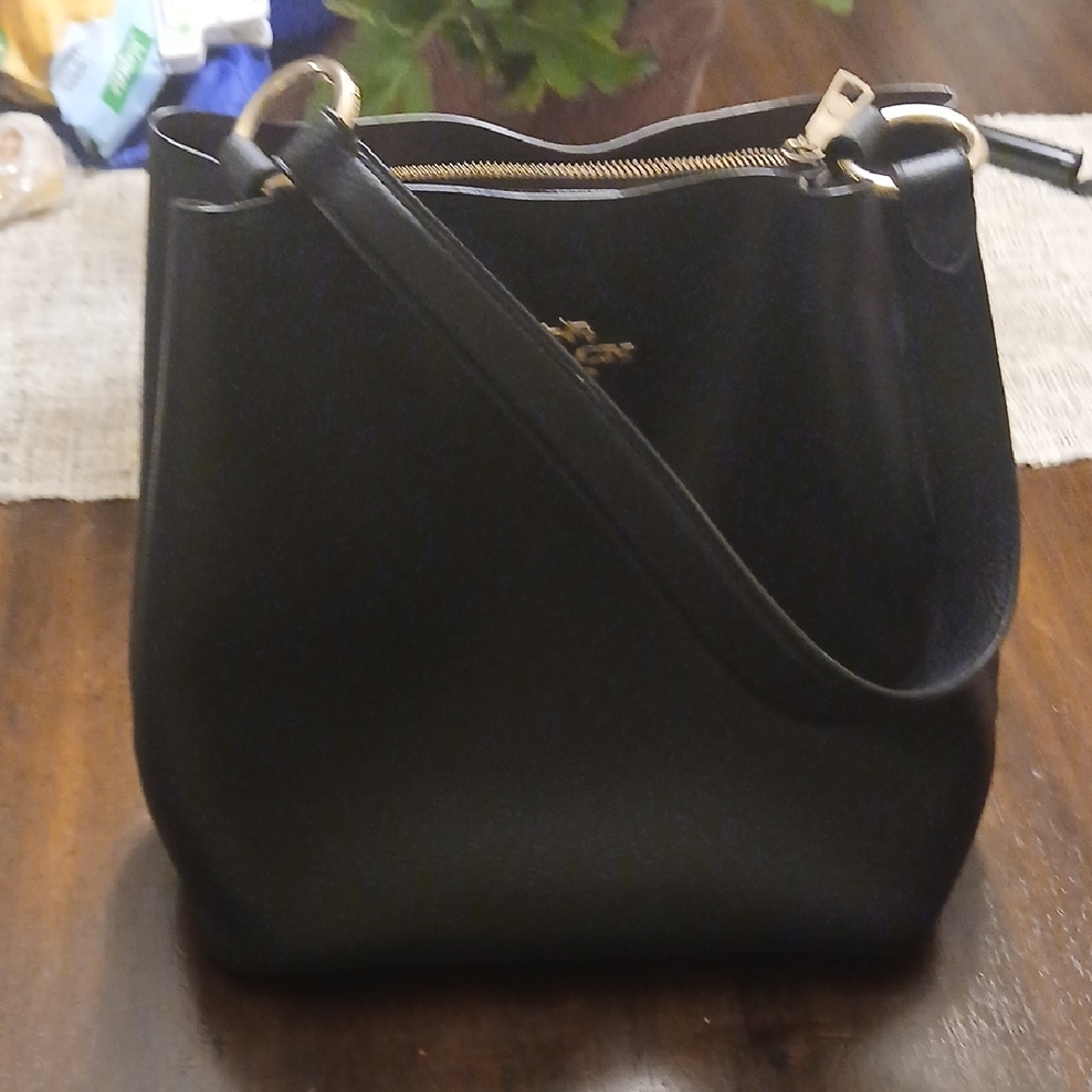 Elegant Black Leather Shoulder Bag